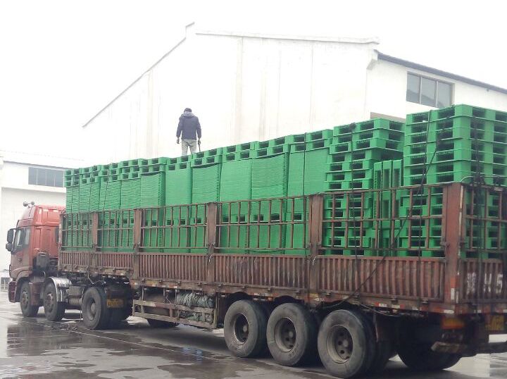 冒雨裝車(chē)，綠色托盤(pán)墊板裝車(chē)發(fā)走